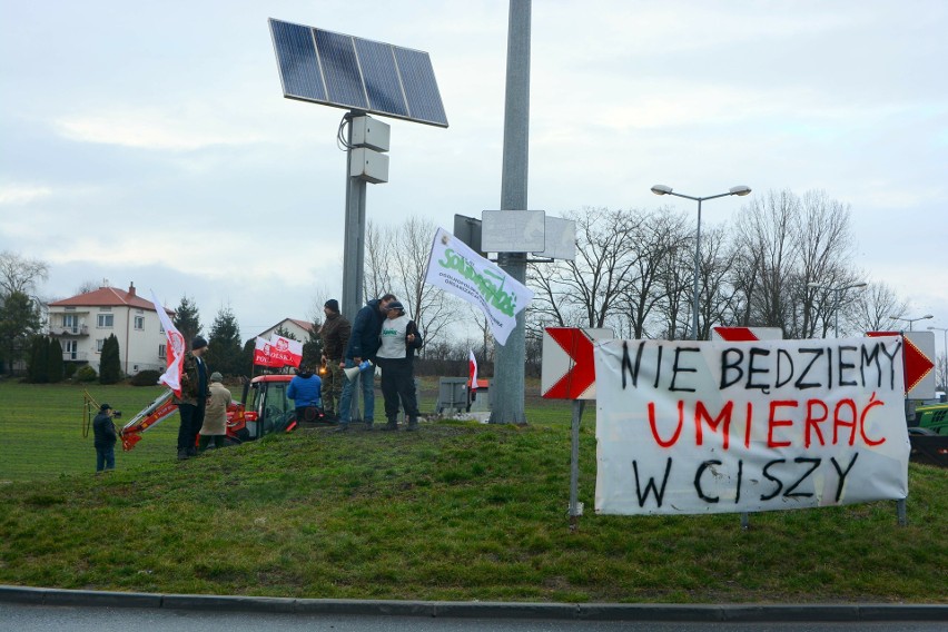 Wtorkowy protest rolników w Słupi w gminie Pacanów. Rolnicy...