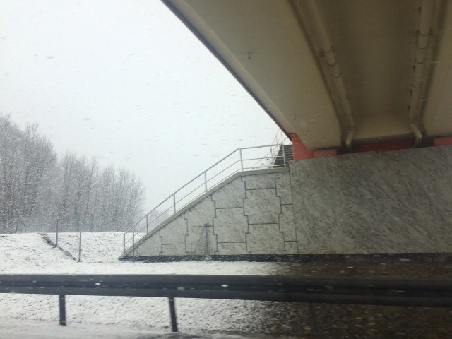Uwaga, złe warunki na drogach. Pogoda jest fatalna. Na S3 za Myśliborzem w stronę Gorzowa - śnieg i śliska doga.