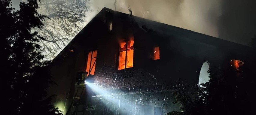 Śniepie. Strażacy przez osiem godzin walczyli z pożarem domu i budynku gospodarczego [ZDJĘCIA]