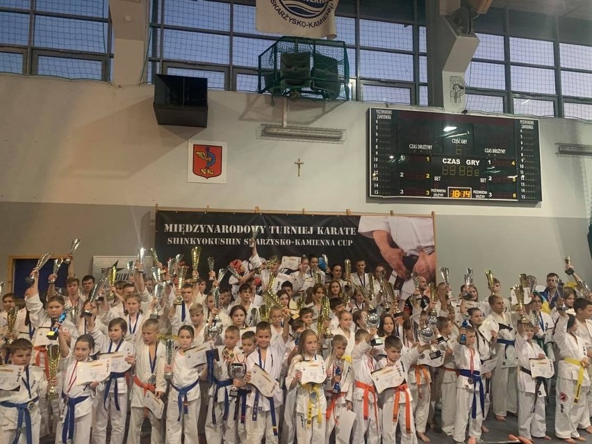 Grad medali dla zawodników Kieleckiego Klubu Sportowego Karate i pierwsze miejsce dla drużyny na turnieju w Skarżysku - Kamiennej [ZDJĘCIA] 