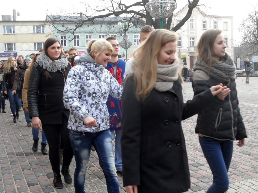 Ok. 200 osób tańczyło poloneza na rynku w Lublińcu