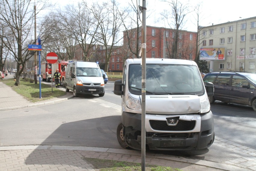 Wypadek na Hallera. 4 auta zderzyły się na jezdni w kierunku Grabiszyńskiej