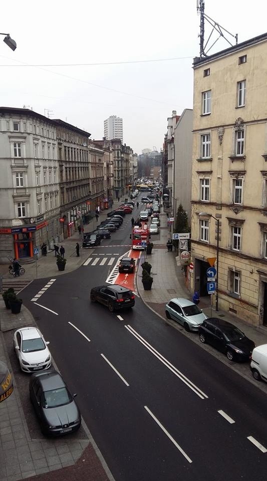 Alarm bombowy w Katowicach! Pirotechnicy na Słowackiego