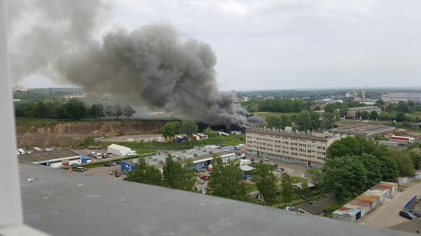 Pożar hali z europaletami w Szczecinie. Wielkie kłęby dymu nad miastem