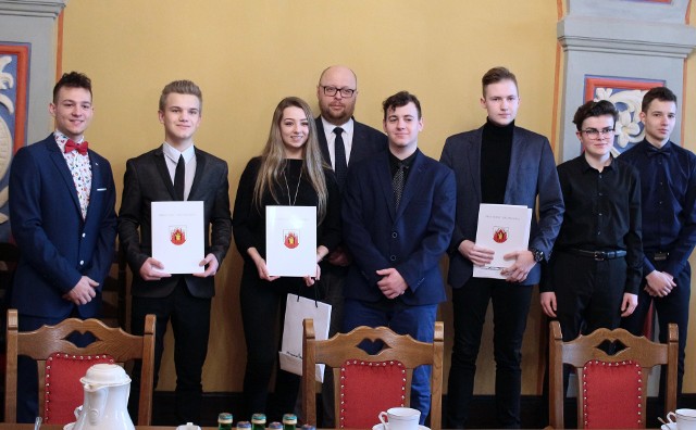 Troje grudziądzan: Agata Misiak, Mateusz Kalinowski i Michał Nowakowski, otrzymali grudziądzkie stypendia artystyczne z rąk wiceprezydenta Szymona Gurbina w ratuszowym refektarzu.