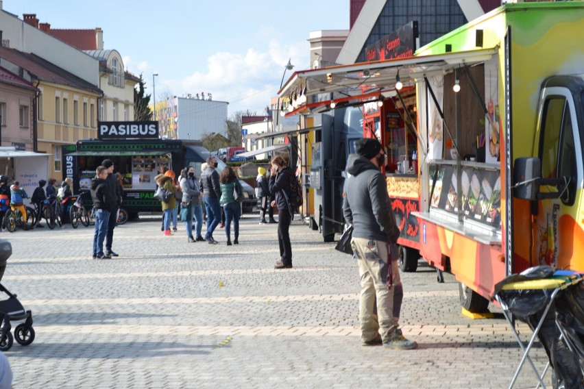 Na rynek w Jaworznie przyjechały food trucki....