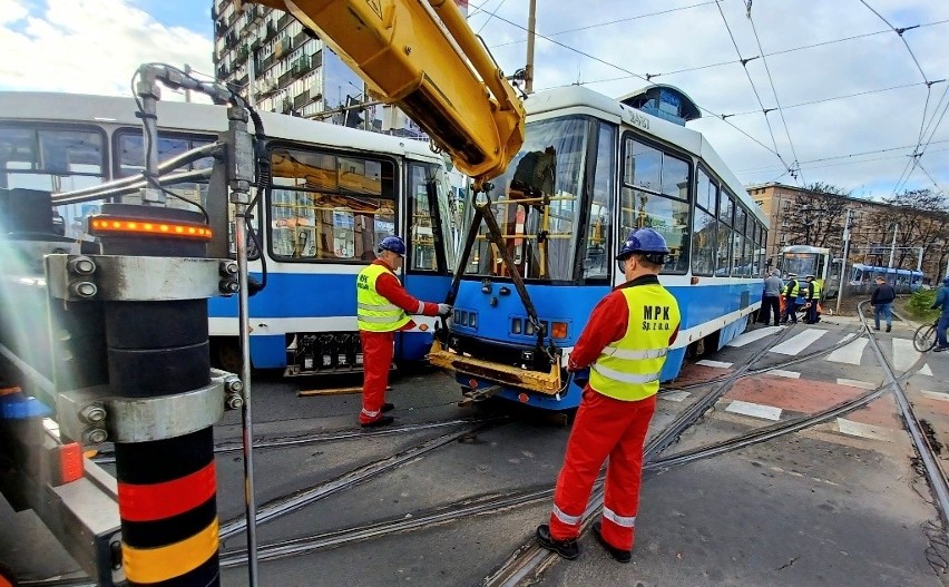 Tramwaj wypadł z szyn na skrzyżowaniu, skręcając z pl....