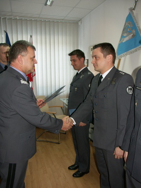Porucznik Artur Ziętek (z prawej) przyjmuje gratulacje od...