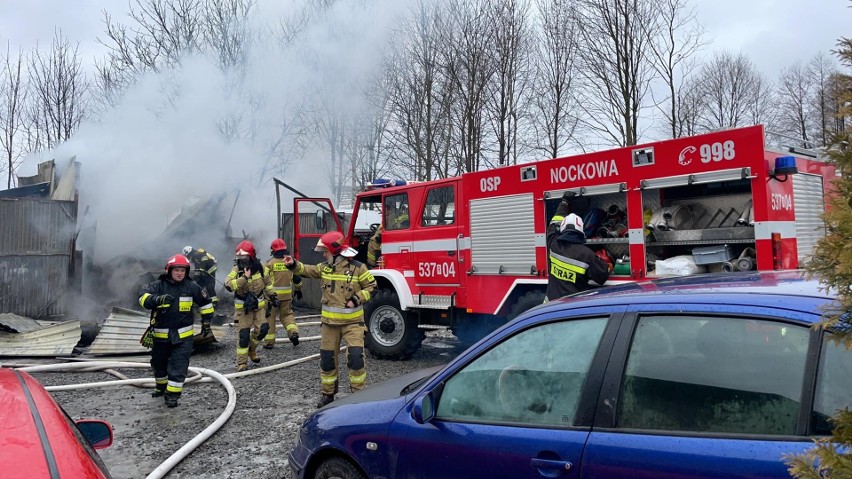 Pożar w Będzienicy koło Ropczyc. Spalił się garaż i osobowy peugeot. Uszkodzony został fiat ducato [ZDJĘCIA, WIDEO]