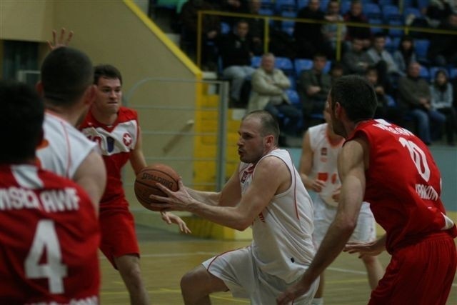 Paweł Bacik (z piłką) był w środę najskuteczniejszym graczem UMKS. Zdobył 17 punktów.