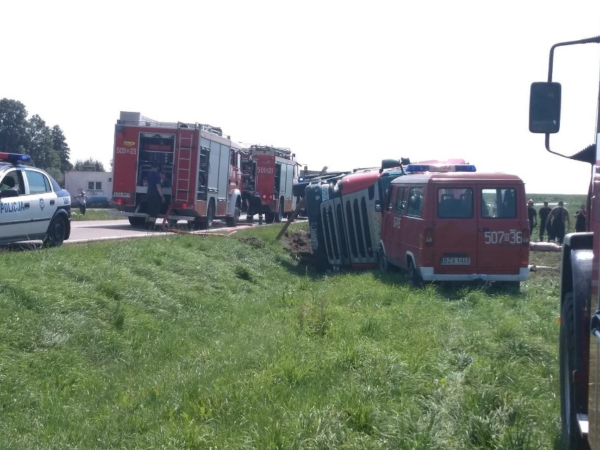 Chmiele Pogorzele. Wypadek ciężarówki zablokował DK 63