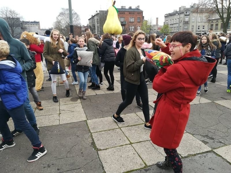 Walnij w gruchę lub w poduchę, czyli walka z przemocą na pabianickim Starym Rynku