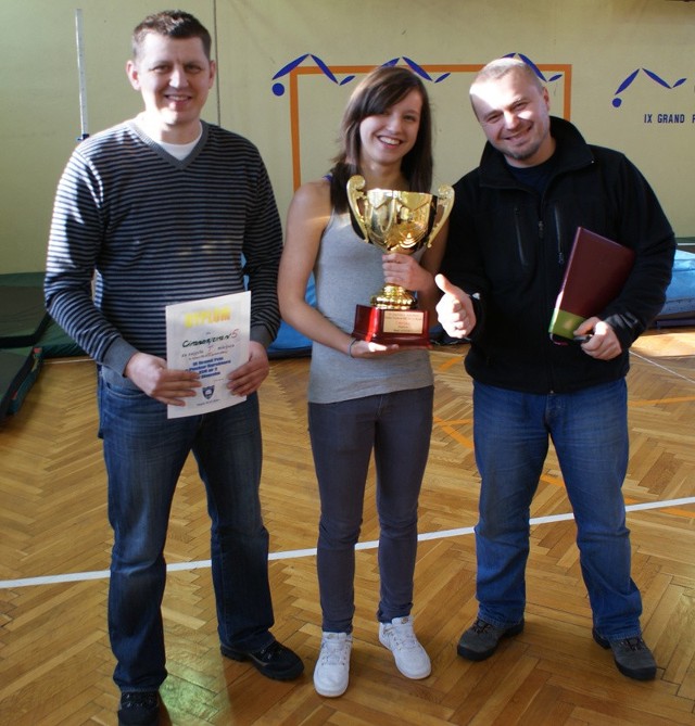 Od lewej: Tomasz Ćmiel (nauczyciel wf w G 5), Marcelina Witek, Marcin Targański (nauczyciel wf w G 5). 