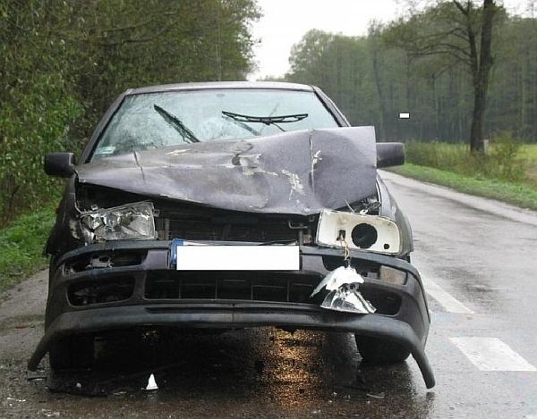 Volkswagen pozostał na szosie. Ma zniszczony przód.