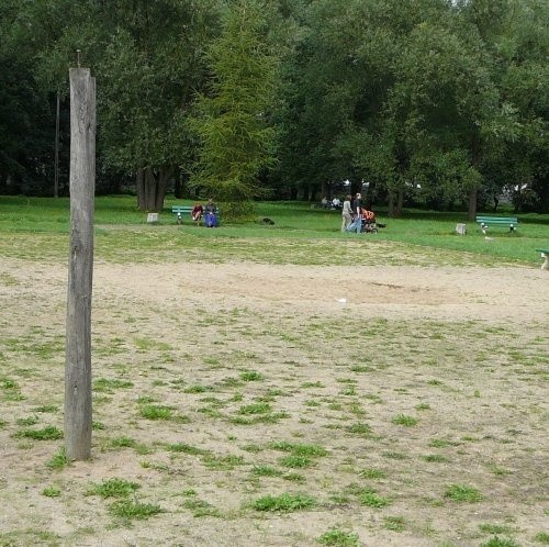 W parku przy ulicy Ochronnej po urządzeniach do zabawy nie ma śladu. Rodzicom z dziećmi pozostają spacery po parku.