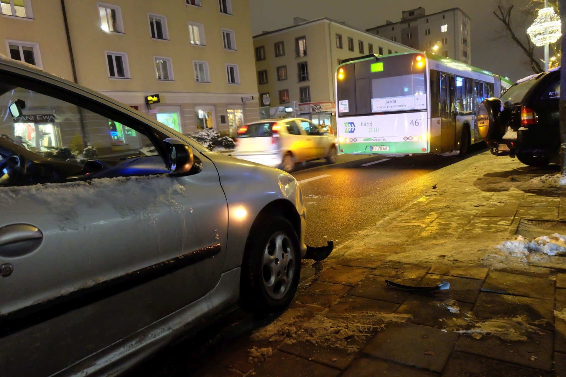 Peugeot zderzył się z autobusem na Sienkiewicza w