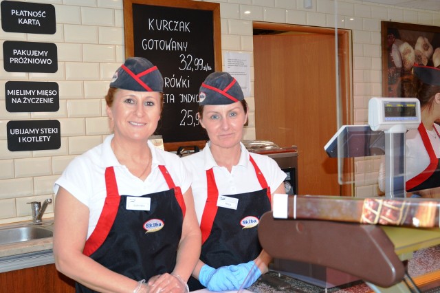 Sprzedawcy w sklepach i farmaceuci są na pierwszej linii frontu, jeśli chodzi o zagrożenie koronawirusem. Codziennie stykają się z wieloma klientami. To dla nich trudny czas, często stres i olbrzymi strach. My, jako klienci, powinniśmy szczególnie teraz docenić tę pracę i stosować się do wszystkich zaleceń dotyczących liczby osób w sklepie, odległości i innych obostrzeń. One nie są wymierzone przeciwko klientom, a mają zminimalizować potencjalne ryzyko, tak dla pracowników sklepów, jak i klientów. Dodajmy sprzedawcom i farmaceutom otuchy.