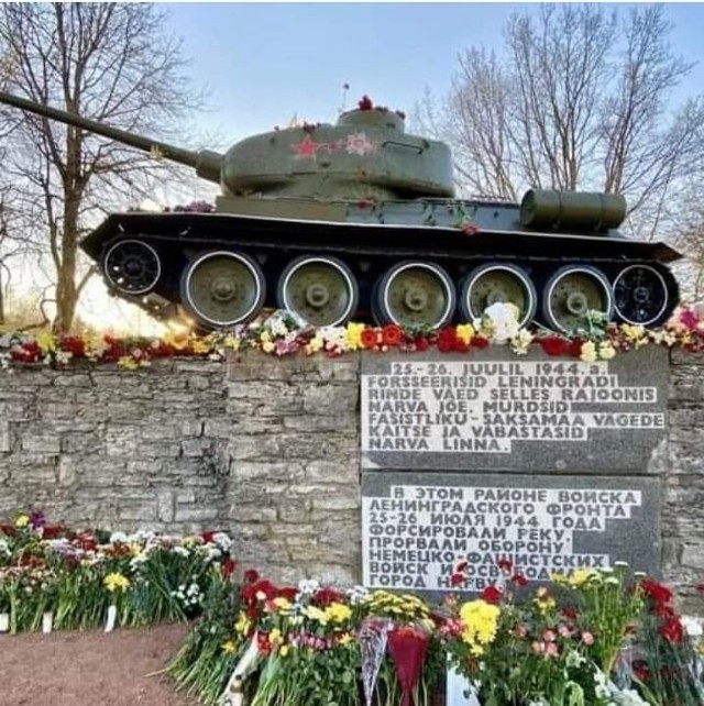 Zdjęcie sowieckiego pomnika z czołgiem T-34 w estońskiej Narwie, zrobione i opublikowane przez mieszkankę tego miasta Galinę Smirnową, zapowiadającą, że będzie broniła sowieckiej maszyny bojowej przed usunięciem  z postumentu