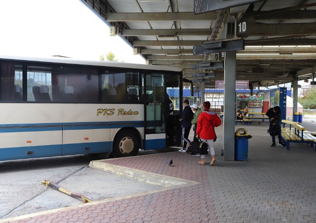 Ostatni pasażerowie będą mogli skorzystać z podróży autobusami PKS Radom. Na kolejnych slajdach możecie zobaczyć jak się prezentuje zamknięty dworzec autobusowy, ale również stoiska odjazdowe.