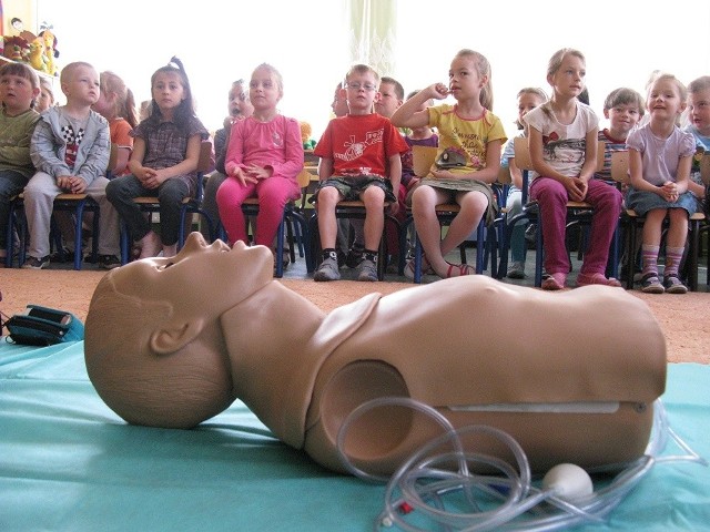 Ratownicy medyczni w Szkole Podstawowej nr 2 w Miastku