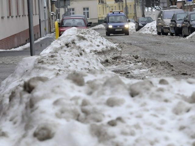 Topniejący śnieg może powodować miejscowe podtopienia.