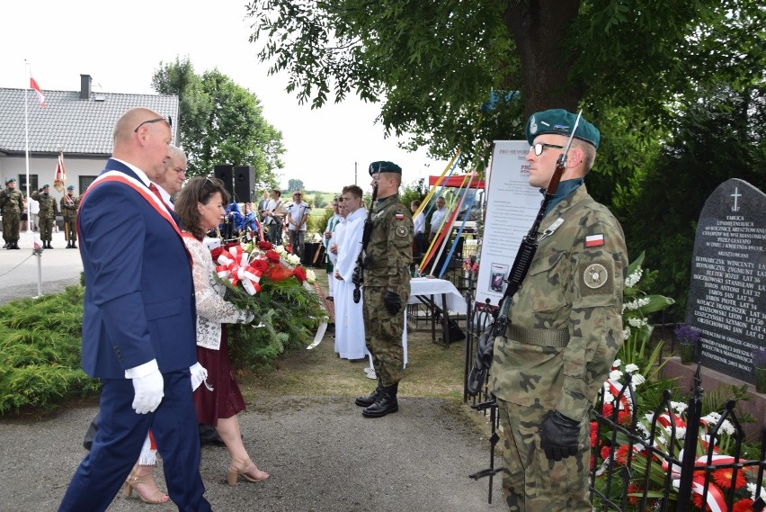 Mieszkańcy uhonorowali 11 chłopów z Masłomiącej zamordowanych w obozie Gross-Rosen [ZDJĘCIA]