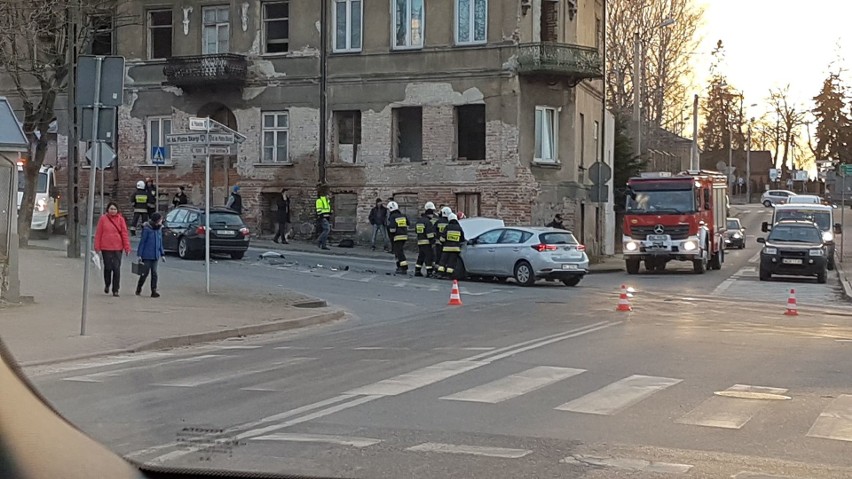 Kolizja w Grójcu. Dwa auta zderzyły się na ulicy Piotra Skargi. Sprawca ukarany mandatem