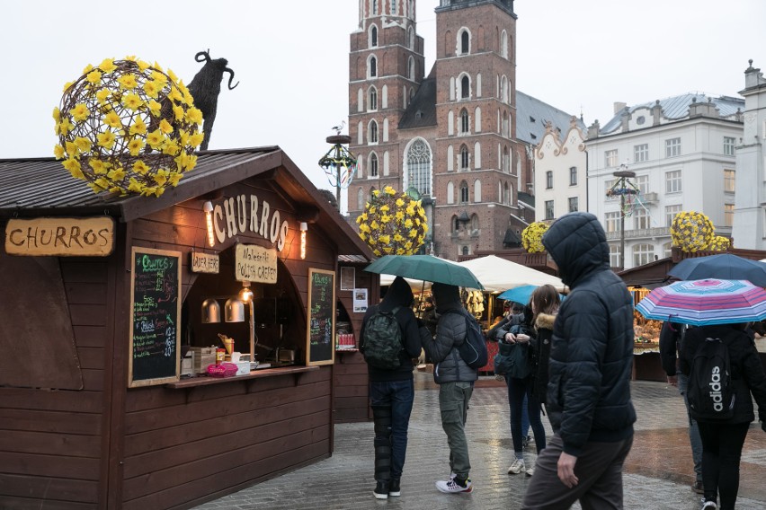 Dziś ruszyły targi wielkanocne na krakowskim rynku [GALERIA]