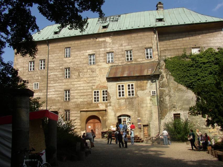 Zamek Houska leżący około 50 km na północ od Pragi, w...