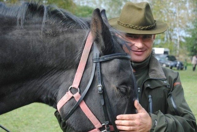 Burmistrz Grzegorz Dziubek nie krył swoich myśliwskich pasji i miłości do koni.