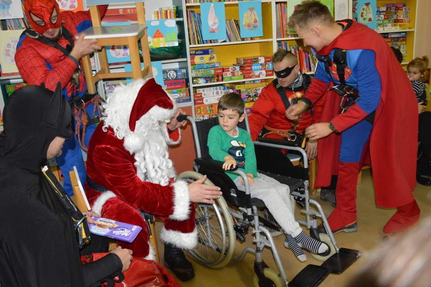 Święty Mikołaj, Batman, Superman, Spiderman i Bob Parr zjechali na linie wprost na oddział pediatryczny w USK w Opolu