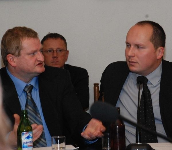 Grzegorz Chudomięt (z lewej) i Andrzej Kopeć dali się przekonać prezydentowi Wiesławowi Fąfarze, aby drastycznie nie podnosić w tym roku czynszu. Czy tylko dlatego, że zbliżają się wybory?