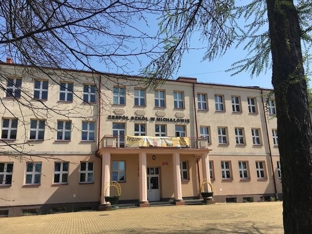 W tym roku szkolnym w Zespole Szkół w Michałowie uczy się 55 uczniów, a pracuje 18 nauczycieli