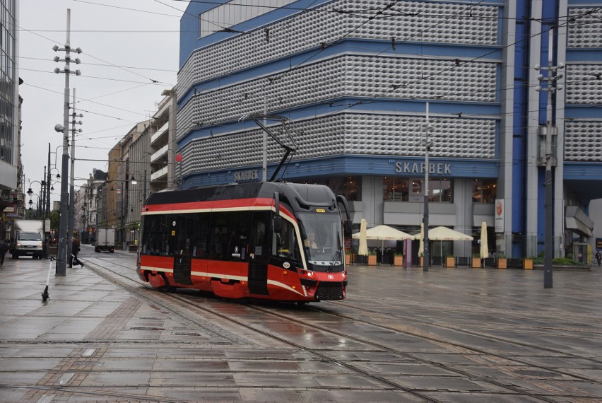 Nowy wagon Tramwajów Śląskich jedzie jako kurs linii nr 0 z...