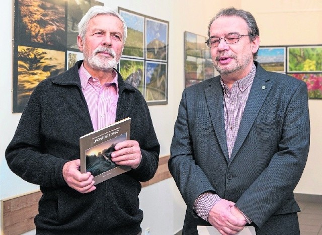 Wystawę o Ponidziu otworzył jej organizator Piotr Kaleta. Z prawej Jerzy Znojek, dyrektor pińczowskiego muzeum.