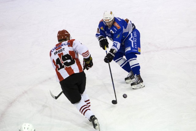 Lukas Popela (w niebieskim stroju) grał w tym sezonie w Unii Oświęcim.