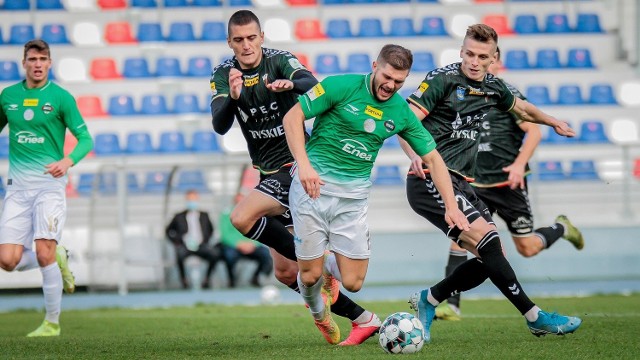 Radomiak Radom w zaległym meczu ósmej kolejki Fortuna 1 Liga zremisował 2:2 z GKS Tychy. Dwa gole dla zielonych strzelił Karol Angielski (z piłką). Zdjęcia z meczu>>>