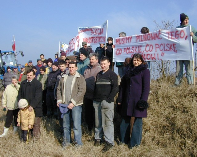 Kilkudziesięciu rolników stanęło w sobotę na przeznaczonej do licytacji ziemi w miejscowości Krąpiel. Manifestacja przebiegała spokojnie, policja nie musiała interweniować.
