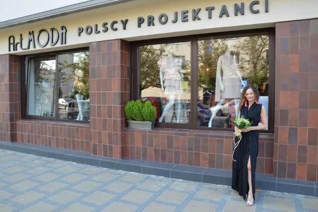 Ewa Zbaraszewska przed swoim butikiem, który oferuje nie tylko markową odzież, ale także malarstwo i rzeźbę
