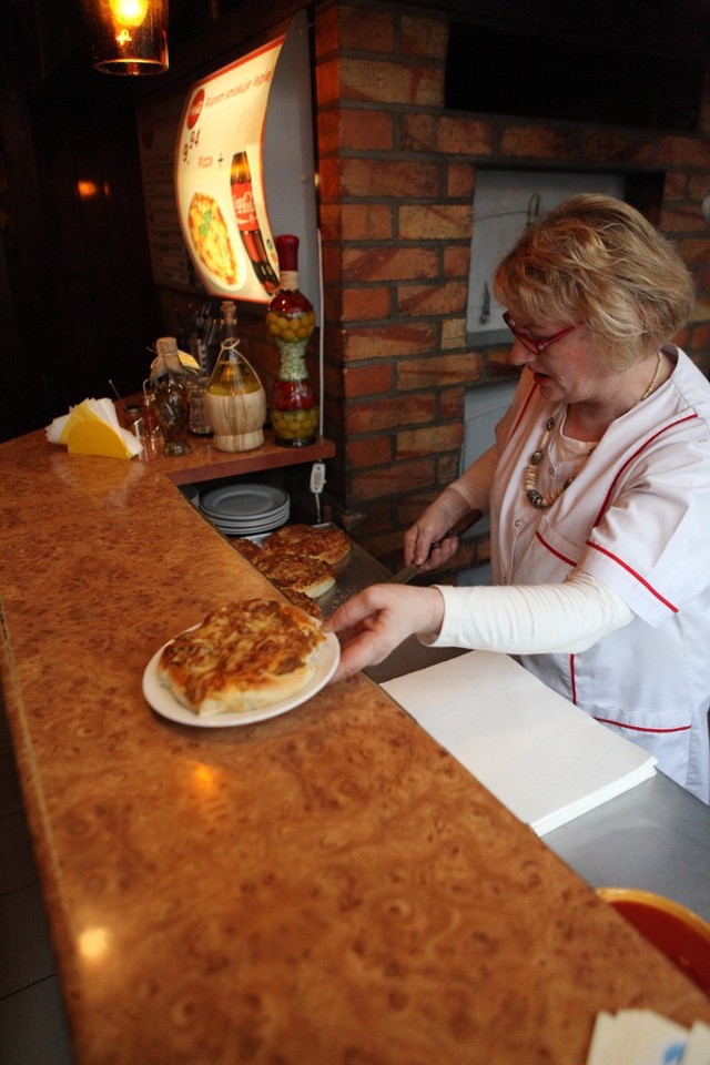 Najstarsza polska pizzeriaJak powstaje pizza w najstarszej polskiej pizzerii