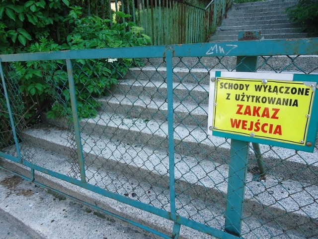 Już dziesiąty rok Schody Donikąd są zamknięte dla pieszych. Formalnie. Bo dziura w ogrodzeniu też ma swoje lata...