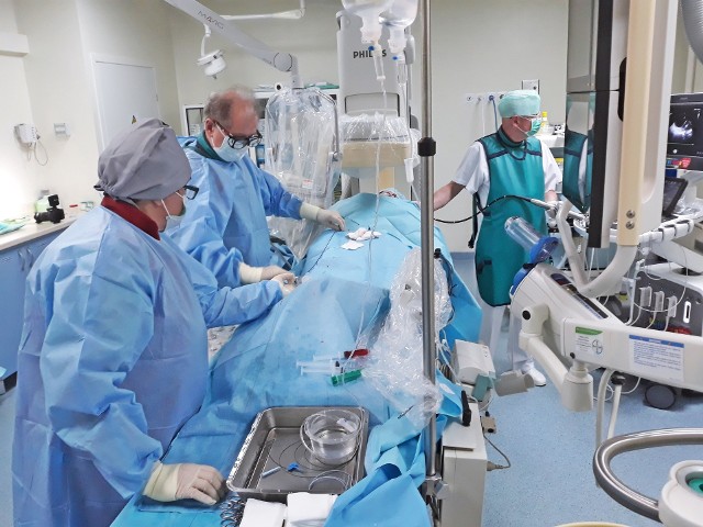 Lekarze z ICZMP w Łodzi do zamknięcia ubytku w sercu wykorzystali zapinkę. Wprowadzili ją przez plastikową rurkę poprowadzą od pachwiny aż do serca.