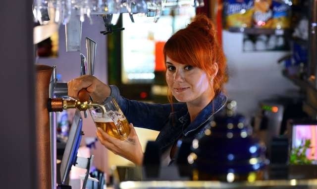 Daria Wojtysiak za bar „Pubu Amsterdam” trafiła trzy lata temu, zawalczy dziś o tytuł najlepszej barmanki w północnej Polsce