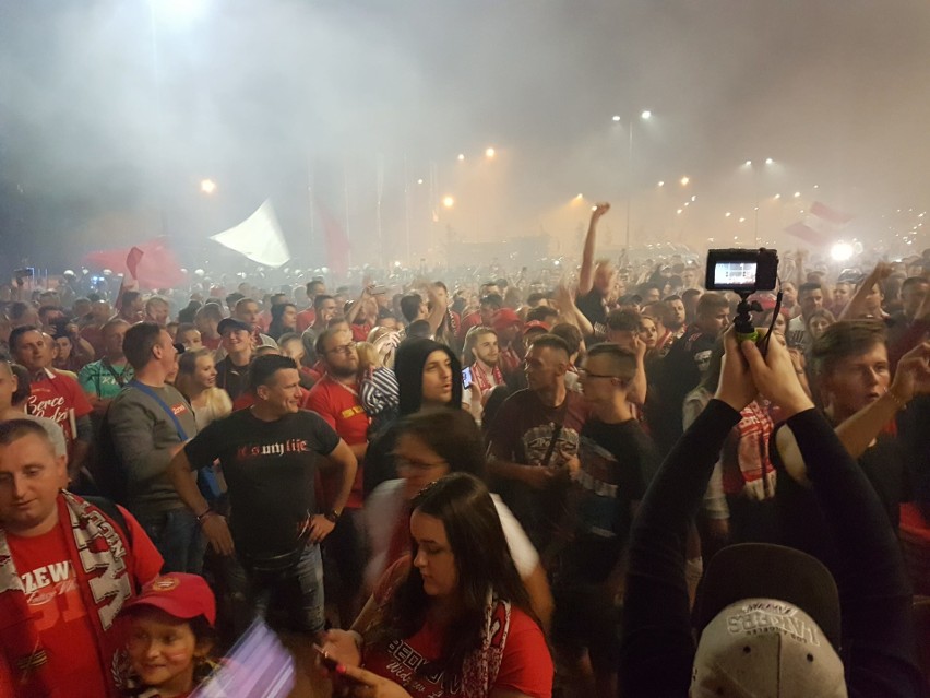 Około 1 w nocy pod stadionem Widzewa zebrało się blisko dwa...