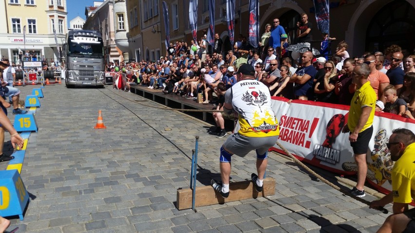 Uczestnicy Mistrzostw Europy Strongman zmagali się z...