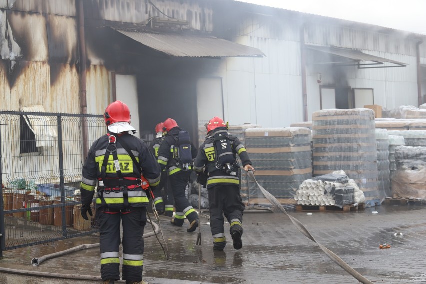 Pożar hali w Sosnowcu. Gęsty dym unosi się nad budynkiem