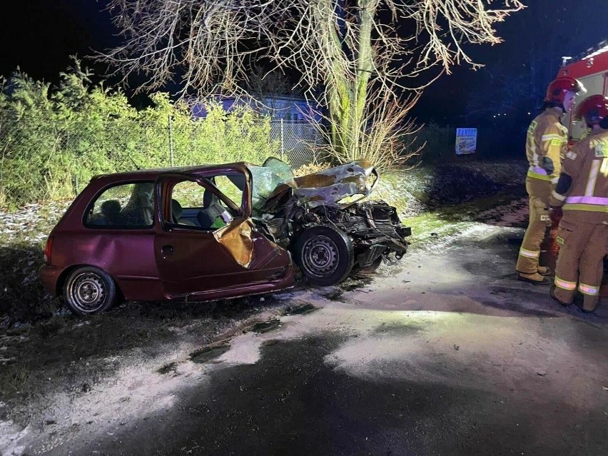 Wypadek w Pleszewie. Osobówka zderzyła się z samochodem ciężarowym. 20-latek z obrażeniami ciała trafił do szpitala