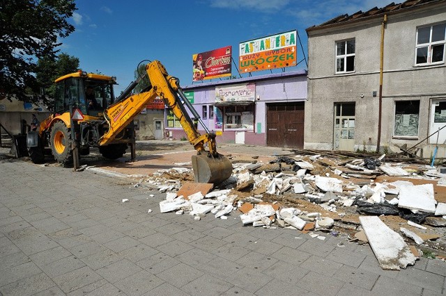 Rozbi&oacute;rka budynku LOK na skrzyżowaniu ul. Sienkiewicza i al. Piłsudskiego.