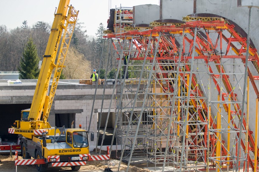 Trwają prace przy budowie lodowiska w Redzikowie. Inwestycja...