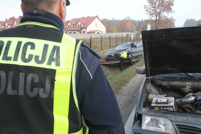 Kraksa nieoznakowanego radiowozu na drodze w Brzezinach